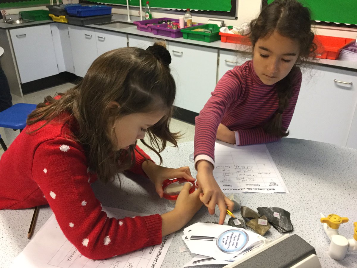 CarrdusYear3's tweet photo. Rock detectives! The Year 3s were investigating different types of rocks in Science! #carrdusschool @CarrdusYear3 https://t.co/xLTzlz96ih