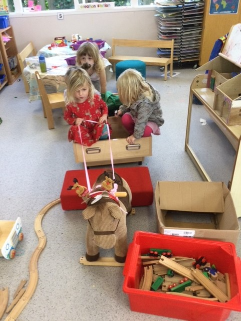 Beesands Nursery are ready to deliver your Christmas presents! 🎄
#EYFS #sleighbuilding #goingonajourney #imagination