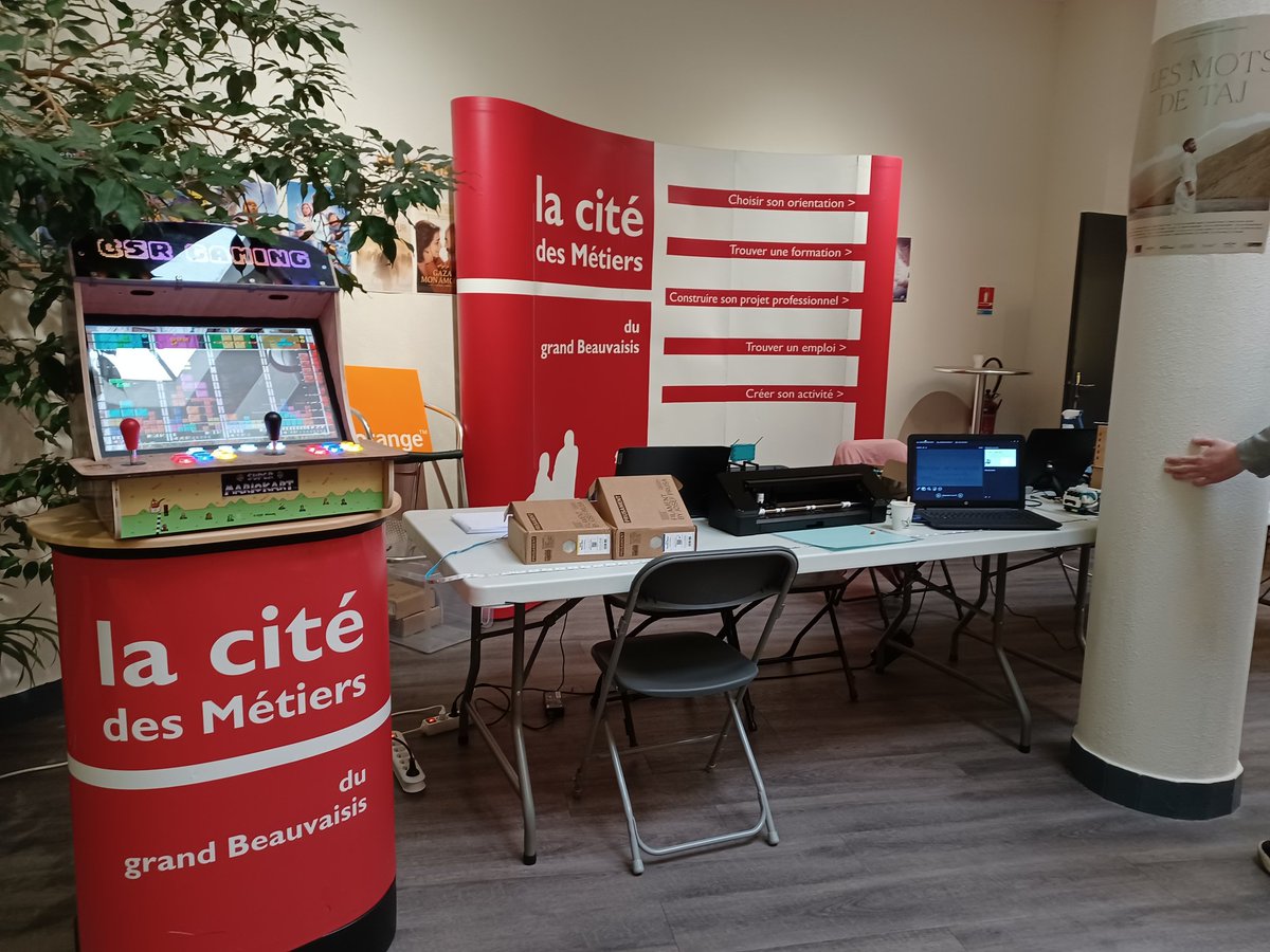 RichardArnaud60's tweet photo. Dans quelques minutes le #numeriday organisé par @mefbeauvaisis va débuter.
Faire découvrir à un jeune public le numérique dans la vie pro!
Derniers préparatifs des équipes @OrangeHDF qui organisent codage,courses de robots et vont sensibiliser le public aux gestes éco numériques https://t.co/w82XodIfnq