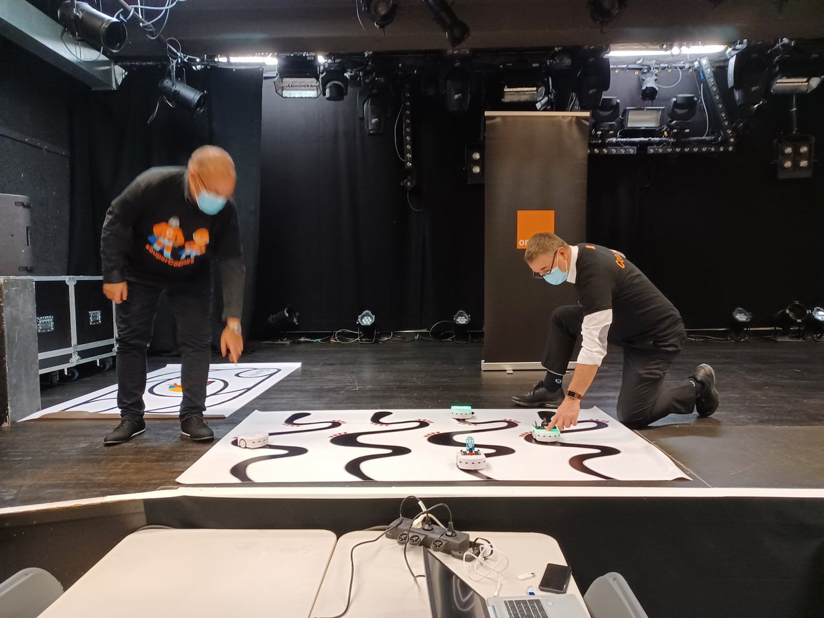 RichardArnaud60's tweet photo. Dans quelques minutes le #numeriday organisé par @mefbeauvaisis va débuter.
Faire découvrir à un jeune public le numérique dans la vie pro!
Derniers préparatifs des équipes @OrangeHDF qui organisent codage,courses de robots et vont sensibiliser le public aux gestes éco numériques https://t.co/w82XodIfnq