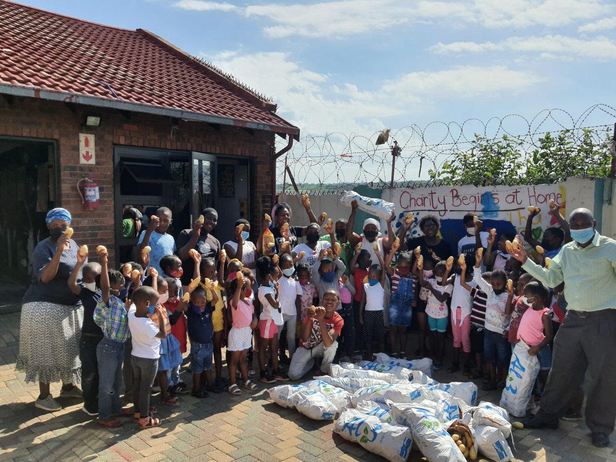 Potatoes SA donated 20 bags to <a href="/ThuthuzelaNPO/">Thuthuzela Orphanage</a> in Alexandre on 1 Dec 2021 as part of the #PassThePotato initiative. "What a pleasant surprise! It is as if <a href="/potatoes_za/">Potatoes South Africa</a> knew that we ran out of potatoes. Thank you!" (Elizabeth Monyela, Founder of Thuthuzela Aid Community Centre)