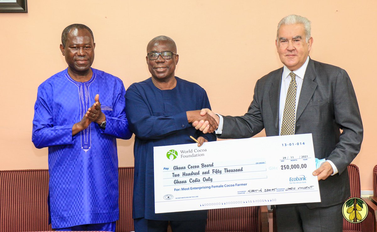 ghcocobod's tweet photo. Mr. Short pledged a new approach by WCF to improve its relations with COCOBOD and in finding solutions to challenges in the industry. He presented a cheque on behalf of @WorldCocoa for the 2021 Female Most Enterprising Cocoa Farmer. @PMacManu https://t.co/oIozN5lLoQ