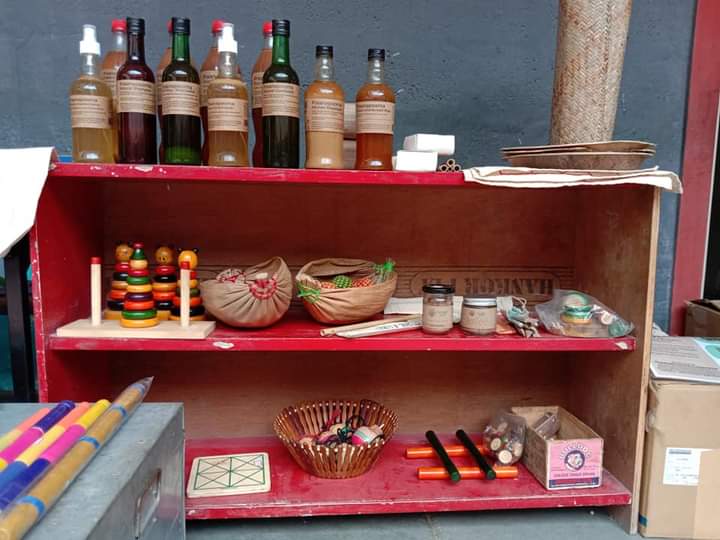 ragikanasanthe's tweet photo. Glimpse of @ragikanasanthe on 28th Nov 2021
28ನೇ ನವೆಂಬರ್ ಸಂತೆಯ ನೋಟ.
#handloom #banana_fiber #books #fresh_veggies #desi_cotton #artisans #organic_food_products #toysforkids
 #buffaloback @Tamaalaart #kailashnaturals @desitrust #kaskom #kambli @khanaweaves #bricsllp @akshayakalpa https://t.co/53b9fLv7D0