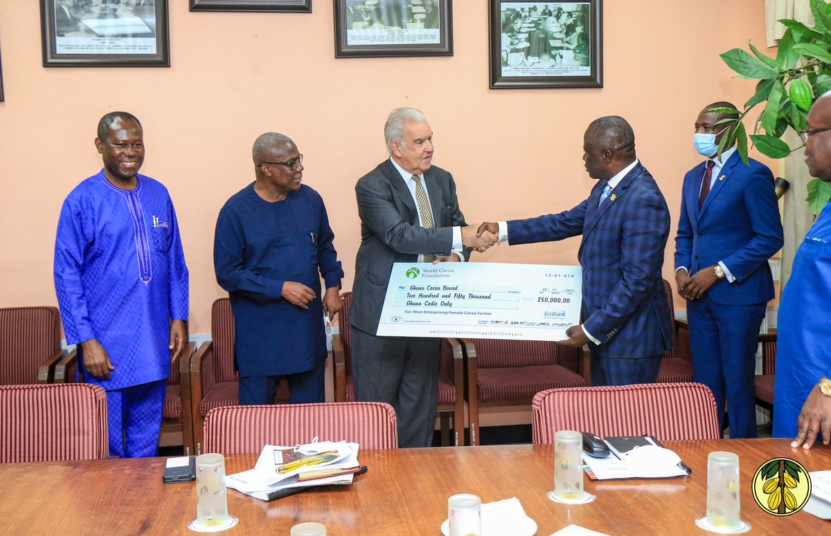 ghcocobod's tweet photo. Mr. Short pledged a new approach by WCF to improve its relations with COCOBOD and in finding solutions to challenges in the industry. He presented a cheque on behalf of @WorldCocoa for the 2021 Female Most Enterprising Cocoa Farmer. @PMacManu https://t.co/oIozN5lLoQ