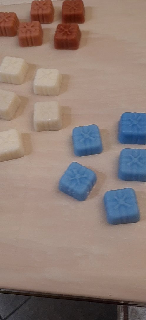 Hi <a href="/ronanofficial/">Ronan Keating</a> <a href="/harrietscott_/">Harriet Scott</a> these are what wax melt advent calendars are. I made them this year too...a wax melt for each day 24 different scents ❤