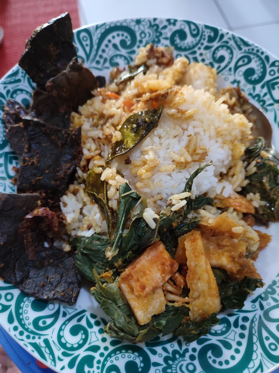 Makan siang lauk paru di Desember tanggal satu.
