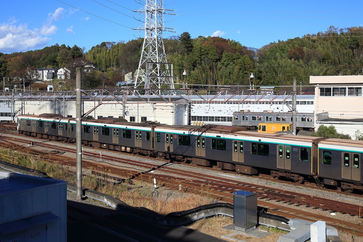 Tokuchan4698606's tweet photo. 2021年12月1日(水)
東急2020系2122F
長津田車両工場入場

2122Fが恩田へ入場しました。
入場後、アントの付いた状態で入れ換えが行われました。
2020系の検査入場はこの編成の入場で2本目となります。

#東急2020系
#2122F https://t.co/onTffxtUuA