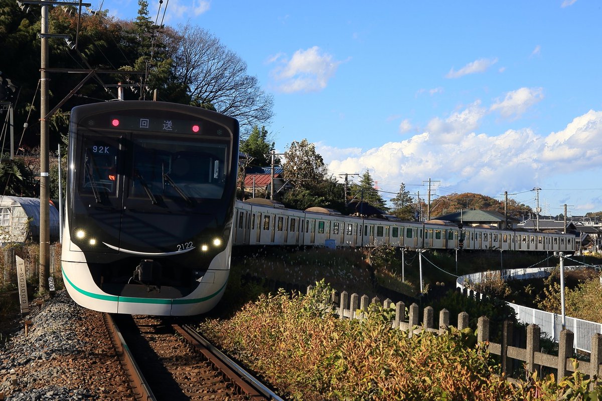 Tokuchan4698606's tweet photo. 2021年12月1日(水)
東急2020系2122F
長津田車両工場入場

2122Fが恩田へ入場しました。
入場後、アントの付いた状態で入れ換えが行われました。
2020系の検査入場はこの編成の入場で2本目となります。

#東急2020系
#2122F https://t.co/onTffxtUuA