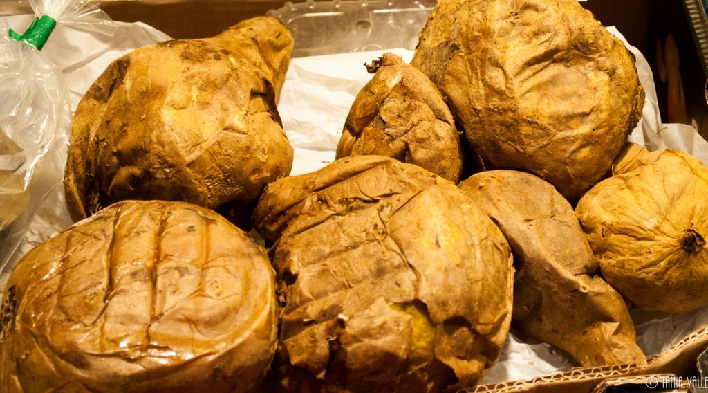 La batata es un alimento muy completo que aporta vitaminas, proteínas, carbohidratos, sales minerales y además está muy buena. En muchas casas se comían asadas con azúcar y canela, ¿y en la tuya, cómo os gusta más? Ven y llévatela del Mercado de la Encarnación.📷Tania Valle