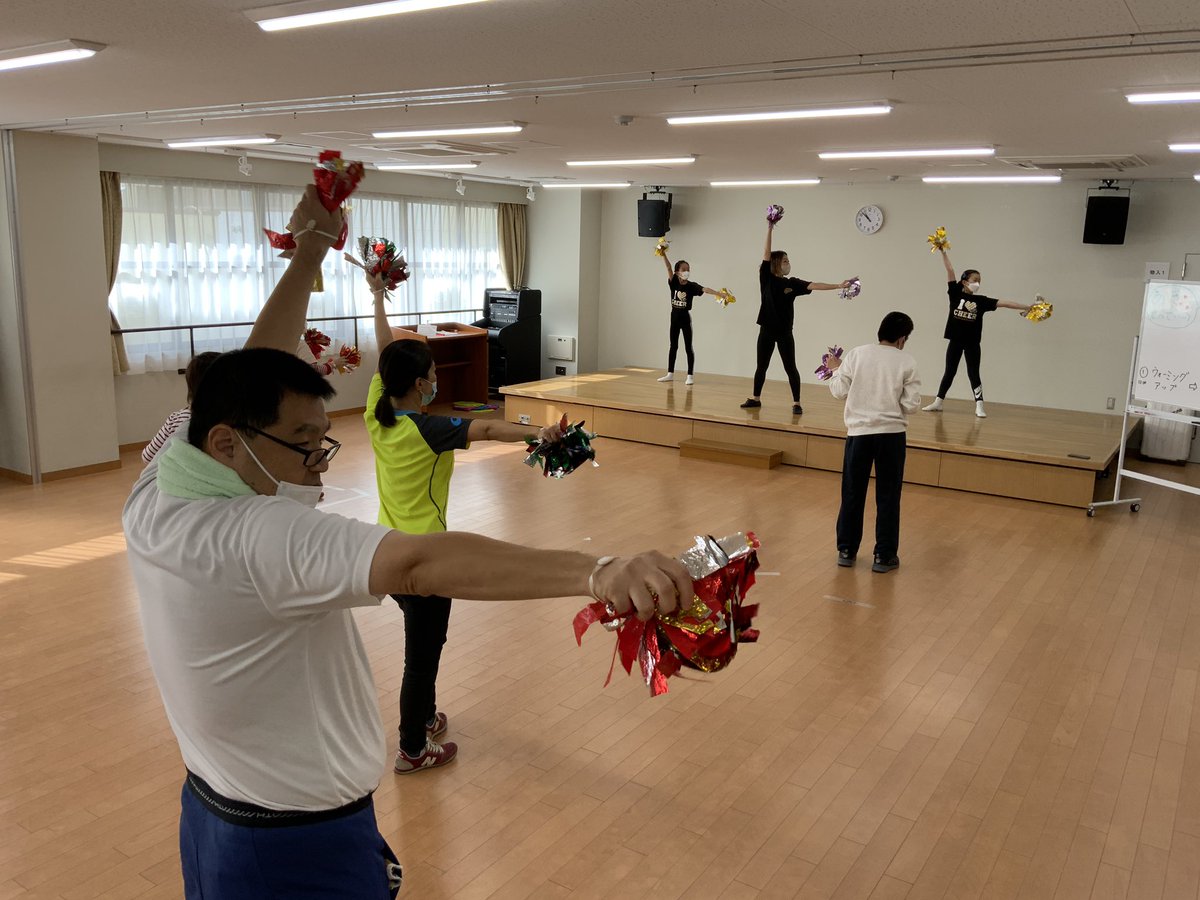tekutekuladder's tweet photo. 11/23(祝)にチアダンス体験会を開催しました。ウォームアッフやゲームをした後、30分ほどダンスを練習し最後は保護者の方々に披露。皆さん素敵なチアダンスを見せて下さいました。講師の先生のお弟子さんも登場。ダンスやポーズのお手本を担当して下さいました。充実した楽しい90分となりました。 https://t.co/Xp3InRfR0a