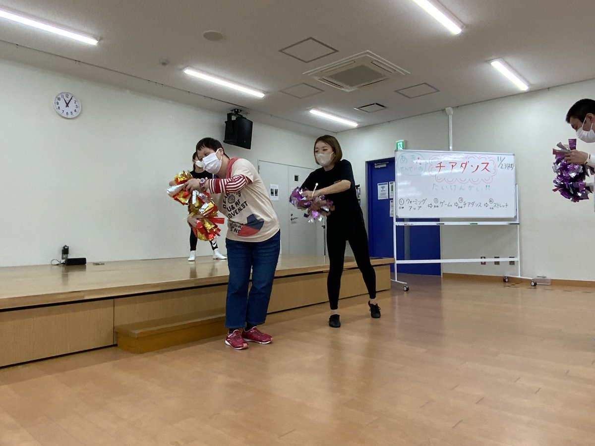 tekutekuladder's tweet photo. 11/23(祝)にチアダンス体験会を開催しました。ウォームアッフやゲームをした後、30分ほどダンスを練習し最後は保護者の方々に披露。皆さん素敵なチアダンスを見せて下さいました。講師の先生のお弟子さんも登場。ダンスやポーズのお手本を担当して下さいました。充実した楽しい90分となりました。 https://t.co/Xp3InRfR0a