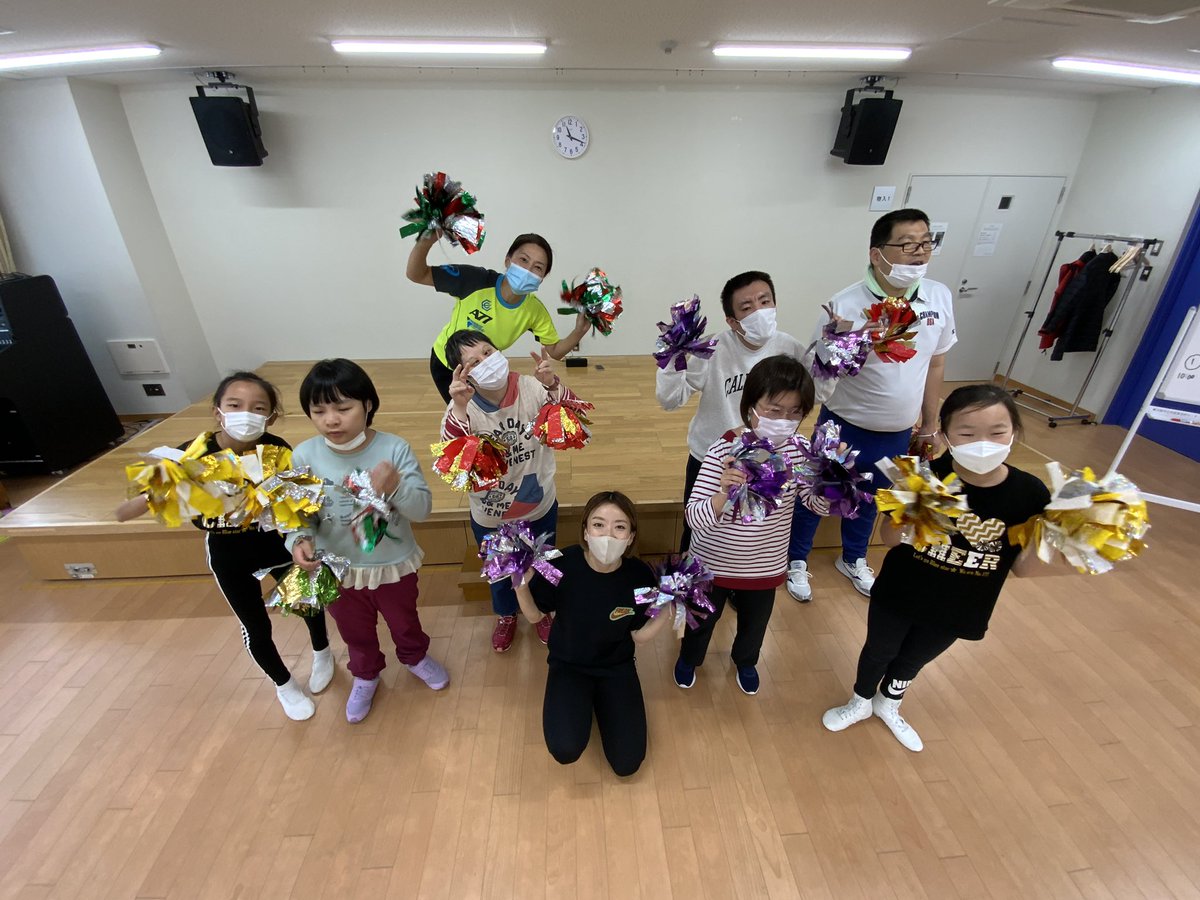 tekutekuladder's tweet photo. 11/23(祝)にチアダンス体験会を開催しました。ウォームアッフやゲームをした後、30分ほどダンスを練習し最後は保護者の方々に披露。皆さん素敵なチアダンスを見せて下さいました。講師の先生のお弟子さんも登場。ダンスやポーズのお手本を担当して下さいました。充実した楽しい90分となりました。 https://t.co/Xp3InRfR0a
