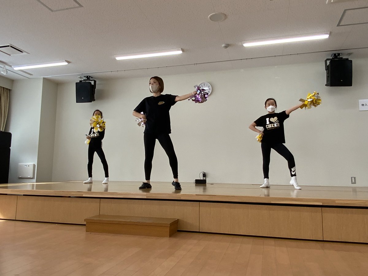 tekutekuladder's tweet photo. 11/23(祝)にチアダンス体験会を開催しました。ウォームアッフやゲームをした後、30分ほどダンスを練習し最後は保護者の方々に披露。皆さん素敵なチアダンスを見せて下さいました。講師の先生のお弟子さんも登場。ダンスやポーズのお手本を担当して下さいました。充実した楽しい90分となりました。 https://t.co/Xp3InRfR0a