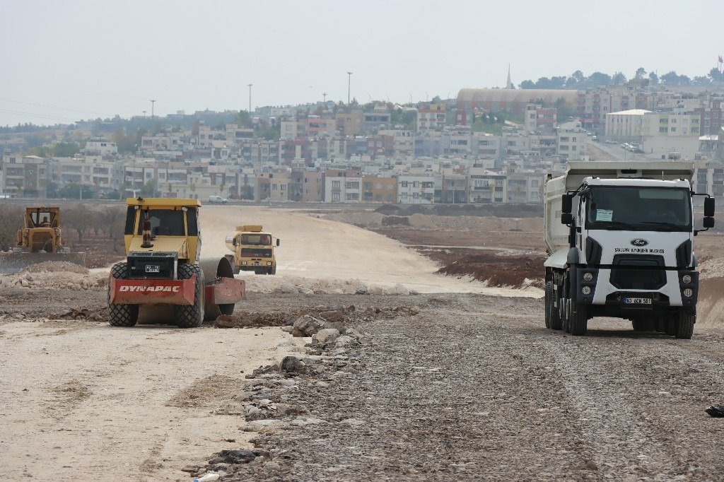sanliurfabld's tweet photo. Kuzeybatı Çevre Yolu ile Seyrantepe Mahallelerini birbirine bağlayacak olan bulvarda çalışmalarımız devam ediyor🚧

Konforlu ve güvenilir yeni yollar için çalışıyoruz. https://t.co/TQlo6A6qAv