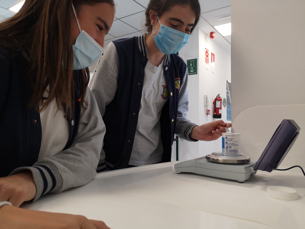 Colegio_Brains's tweet photo. Brains María Lombillo Secondary Year 2 students have been investigating how the amount of bicarbonate affects the speed at which an effervescent tablet dissolves in water #Educación https://t.co/A35B3iO97l