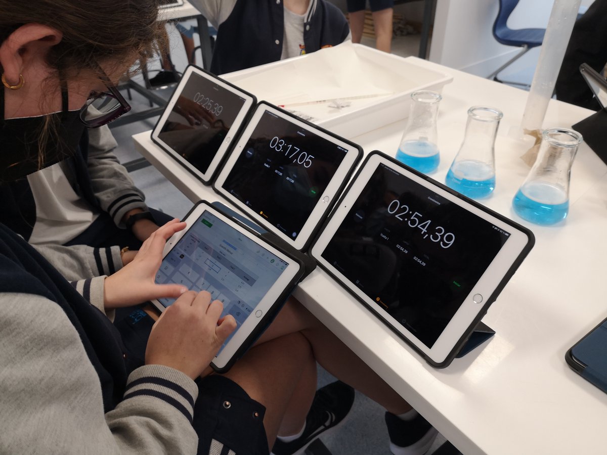Colegio_Brains's tweet photo. Brains María Lombillo Secondary Year 2 students have been investigating how the amount of bicarbonate affects the speed at which an effervescent tablet dissolves in water #Educación https://t.co/A35B3iO97l