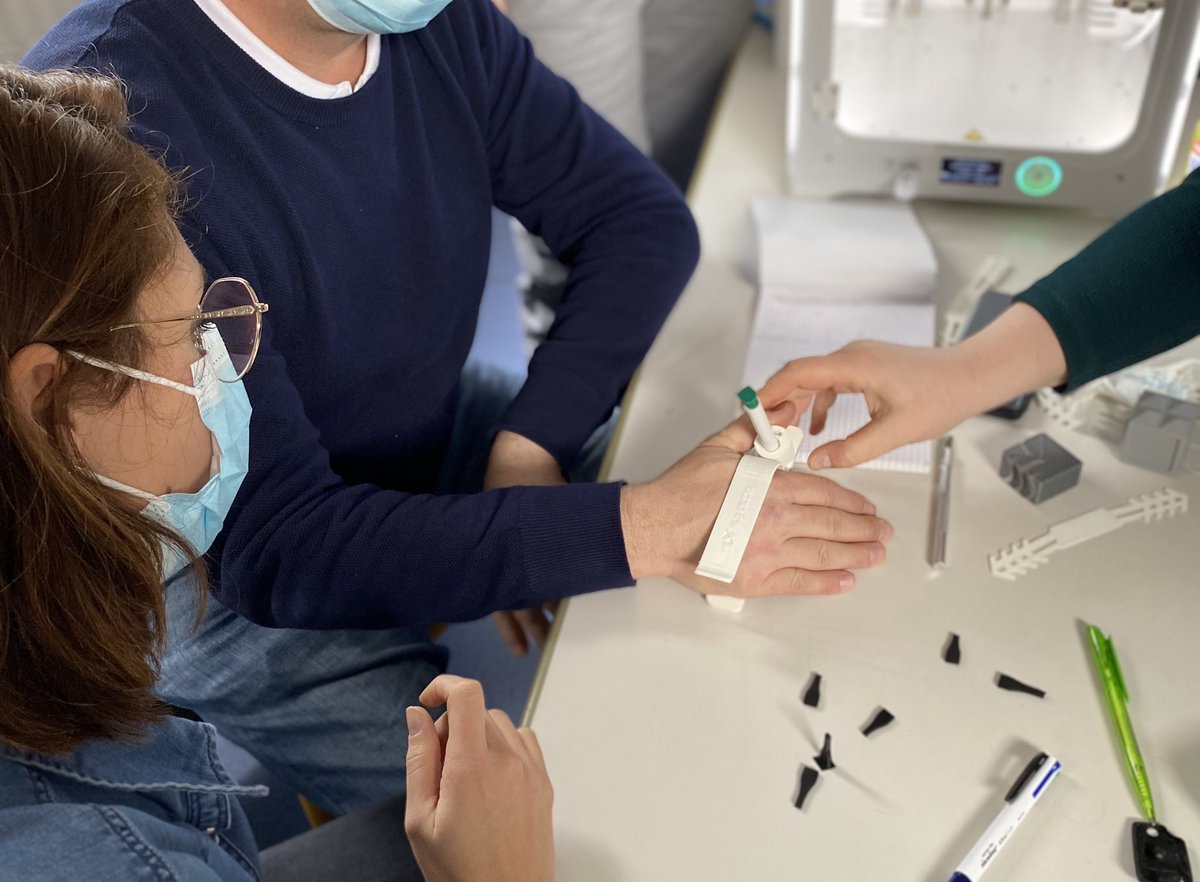 FablabBicetre's tweet photo. Il y a quelques mois nous formions les équipes de #rééducation, l’atelier d’appareillage et le service #technique du Maritime de Berck à utiliser l’#impression3d.
👉🏼 Aujourd’hui, plus de 40 projets ont vu le jour pour faciliter le parcours patient et le quotidien dans l’hôpital ! https://t.co/Q31gkQE2ff
