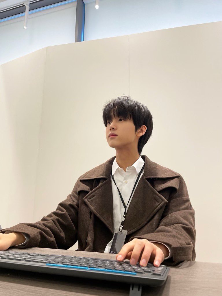 only4eunhwi's tweet photo. growing like a fine wine 🥂 #EunHwi #은휘 https://t.co/J9O14q5Sao