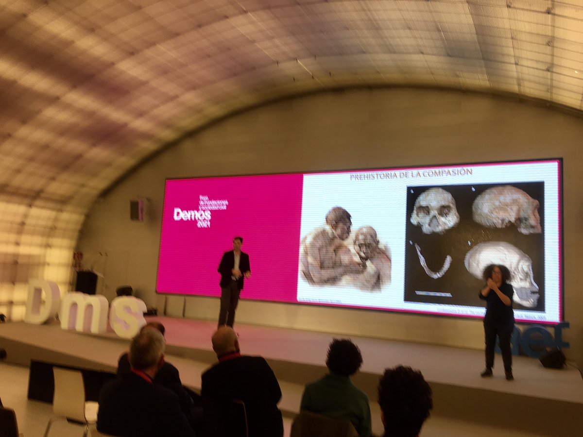 Marietacg's tweet image. @robertosaezm habla en #Demos2021 de la prehistoria y origen de la #filantropía. “La compasión es uno de los comportamientos más característicos del ser humano: un sentimiento de empatía que nos produce el dolor ajeno y que nos impulsa a evitarlo”. ¡Está en nuestro ADN!