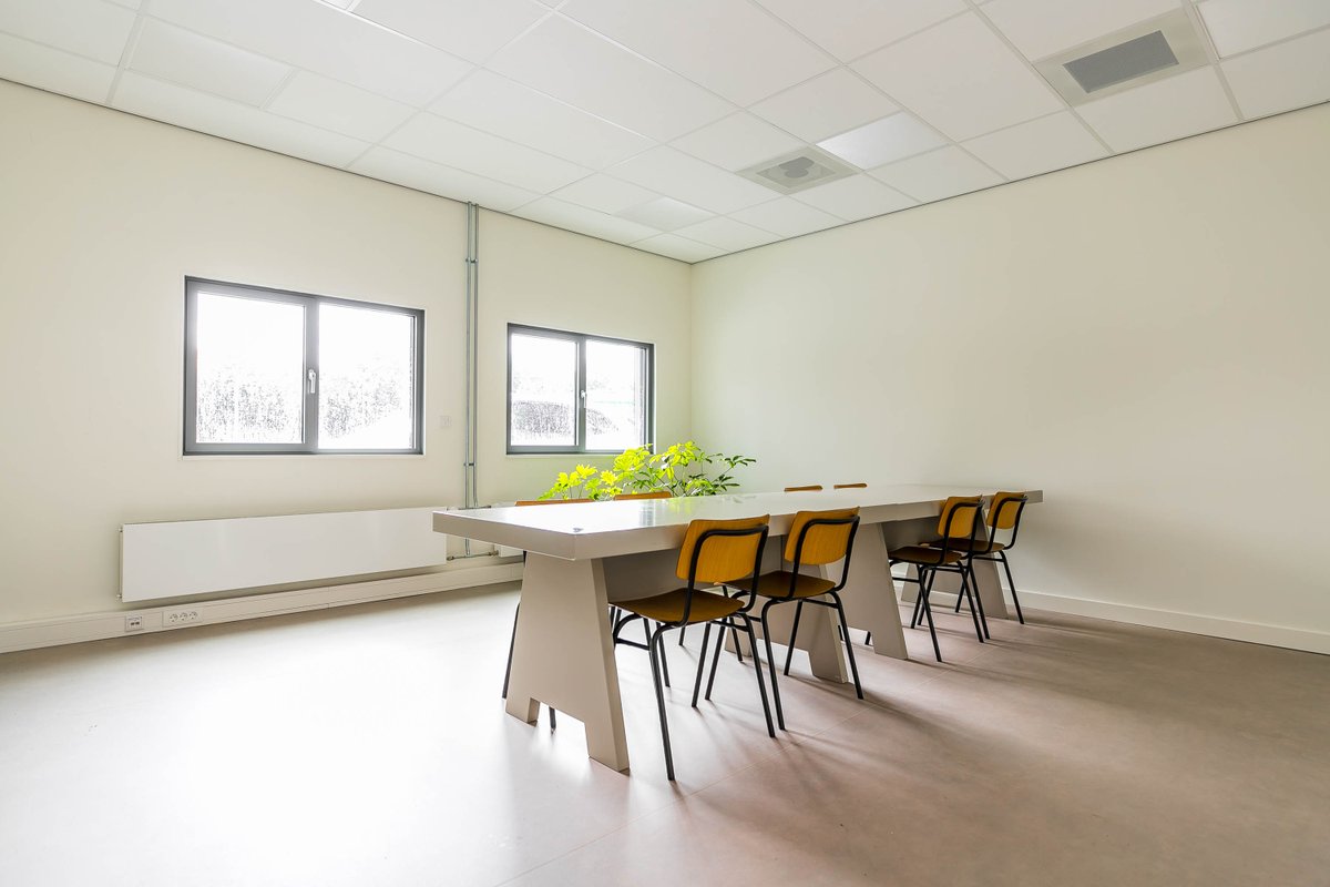 Behoefte aan overleg in een andere omgeving? Ondernemers uit Jamfabriek kunnen verschillende vergaderruimtes reserveren. Of je nu met een kleine/grote groep bent, een presentatieruimte nodig hebt of producten wilt testen in de proefkeuken. Er is voor ieder wat wils. #agri #food
