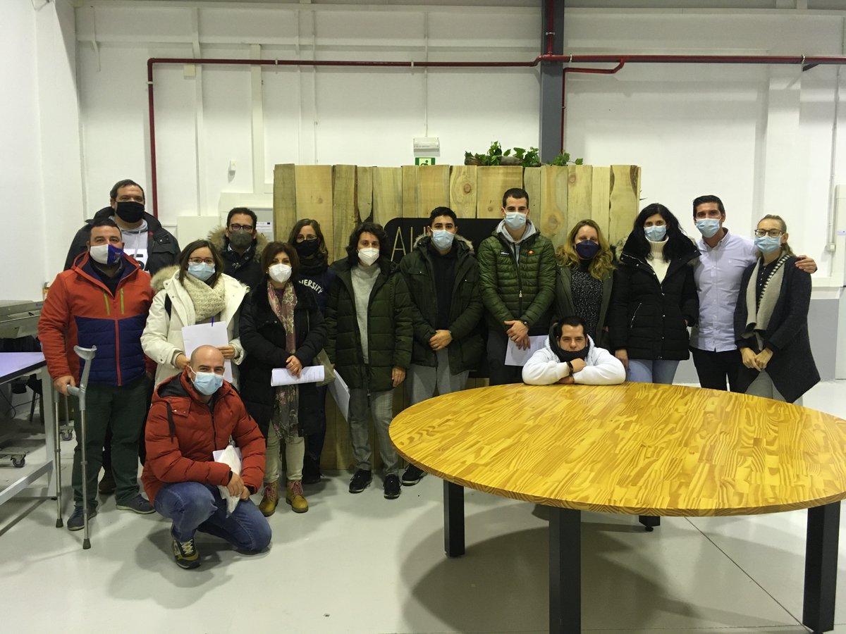 edusipalencia's tweet photo. Recordamos con ilusión el final del curso de barista impartido en el aula de café por el especialista en formación en @supracafeesp, Enrique Flores Alonso ☕

👉16 alumnos asistieron a la segunda edición del curso. Se ha practicado la extracción de café por diferentes sistemas https://t.co/8meSA7rKeL