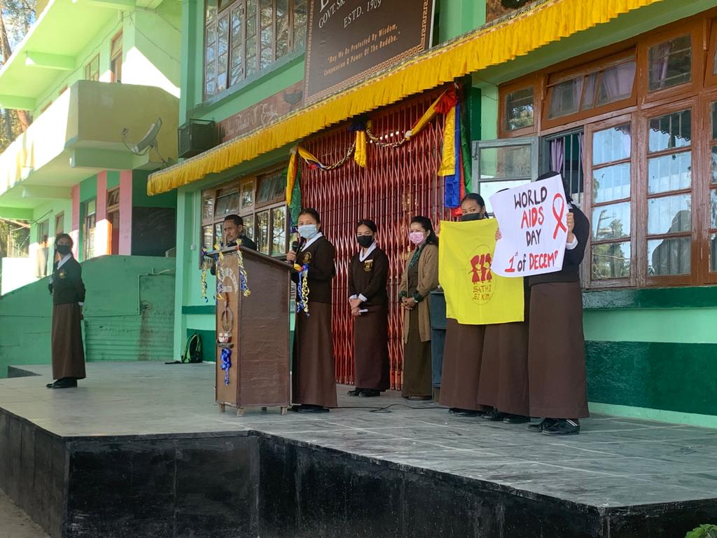 Saathi_Sikkim's tweet photo. #WorldAIDSDay2021 observed by SAATHI team of Heeyangthang Government Senior Secondary School and Enchey Government Senior Secondary School. 
#towardshealthysikkim 

@Saathi_Sikkim @IndraHangSubba1 @gpupadhyaya @narendramodi @UNODC @MoHFW_INDIA @EduMinOfIndia https://t.co/epQ7myueFT