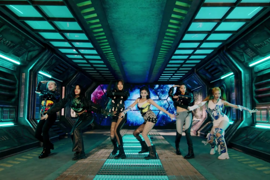 WATCH: #EVERGLOW Transforms Into Futuristic Fighters In Powerful “Pirate” Comeback MV
soompi.com/article/149841…