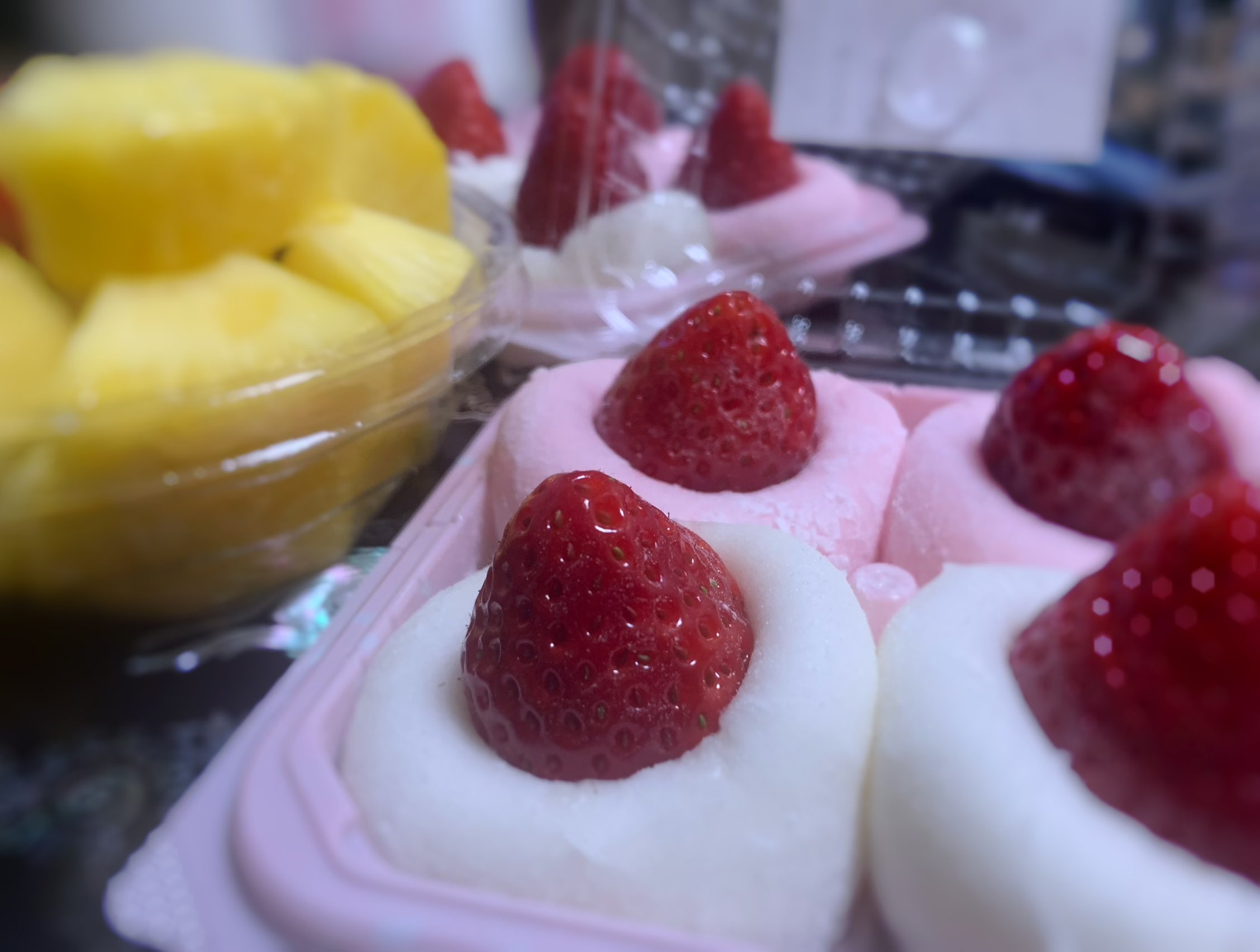 苺大福 I discovered some delicious-looking strawberry daifuku at