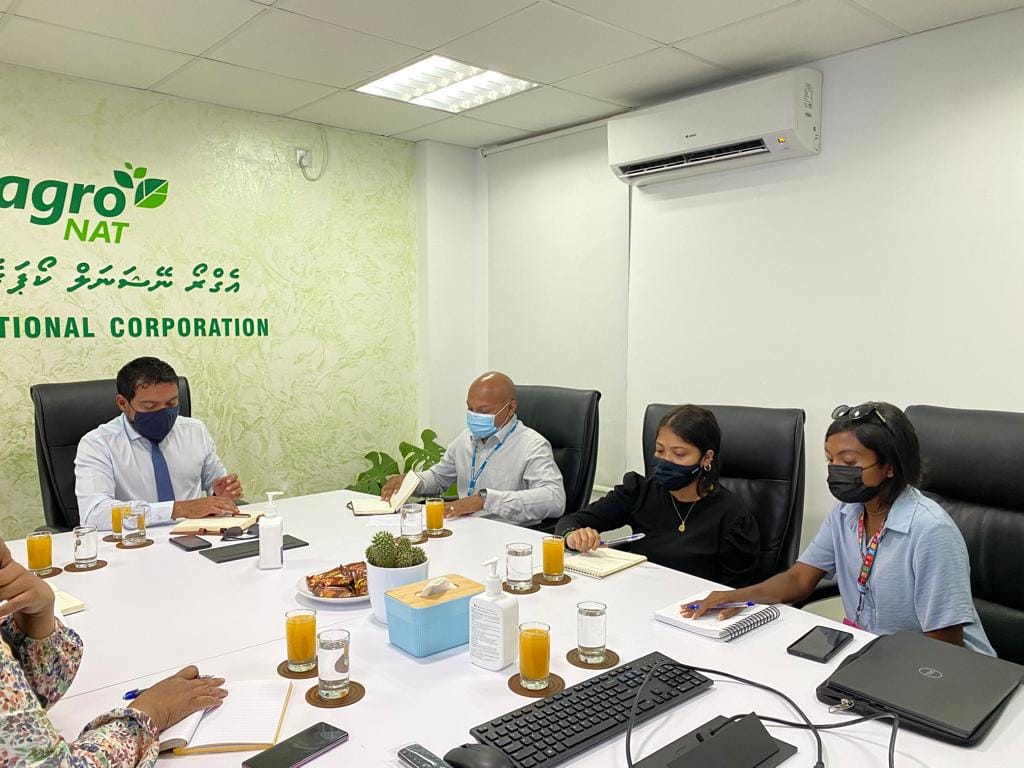 ޔޫ.އެން.ޑީ.ޕީގެ ފަންނީ އެހީތެރިކަމާ އެކު ލ.އަތޮޅުގައި ހިންގާ ކޮންޓްރެކްޓް ފާމިންގ މަޝްރޫޢު ކުރިއަަށްދާގޮތް ބައްލަވާލެއްވުމަށްޓަކާ ވޭތުވެދިޔަ ހަފުތާގައި ކުރެއްވި ދަތުރުފުޅުގެ ތަފުޞީލުދެއްވާ މަޝްވަރާކުރެއްވުމަށްޓަކާ ޔޫ.އެން.ޑީ.ޕީ މޯލްޑިވްސްގެ އިން އެގްރޯނެޓާ ބައްދަލުކުރައްވައިފި.