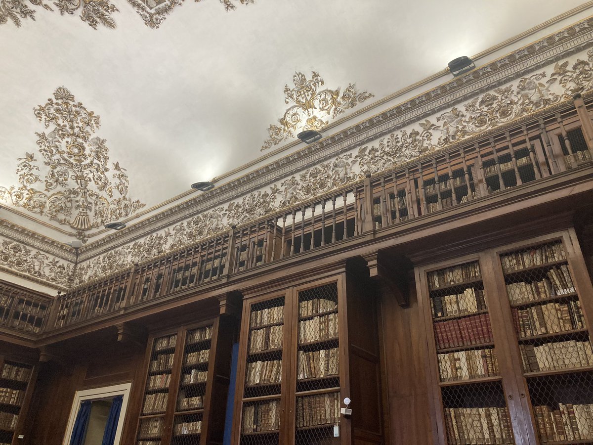 enmorlicchio's tweet photo. Nel 2015 alla Biblioteca nazionale di Napoli vi erano 250 dipendenti, oggi sono 70. La biblioteca è aperta con orario ridotto. Il personale in pensione va di tanto in tanto a dare una mano a titolo gratuito. https://t.co/R9EMC4QGbq