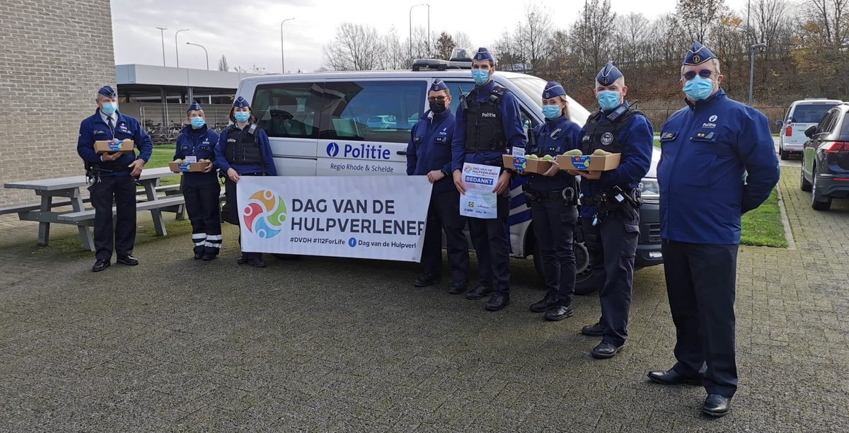 LidlBelgium's tweet photo. Op de symbolische dag 1/12 zeggen wij een welgemeende merci aan alle hulpverleners. Daarom schonken wij een 🍎-tje voor de dorst aan de tofste 🍐. Bedankt! #dagvandehulpverlener #DVDH https://t.co/BZo273ev73