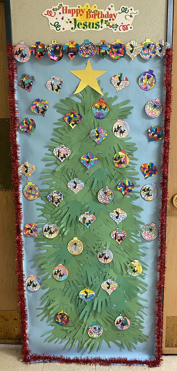 HolyCrossAcade2's tweet photo. The 4th and 5th grade hallway is absolutely beautiful.  What a great job they did on the advent wreath and pictures while we await the birth of Jesus. https://t.co/II8gUs5iEM