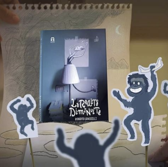 Un anno fa usciva questo mio piccolo grande amore (solo un piccolo grande amore) che ha camminato con ostinazione fra i calcinacci della pandemia e ha fatto un bel tratto di strada. Il libro de "La Realtà Diminuita" non ha comunque intenzione di rallentare, buone feste a lei!