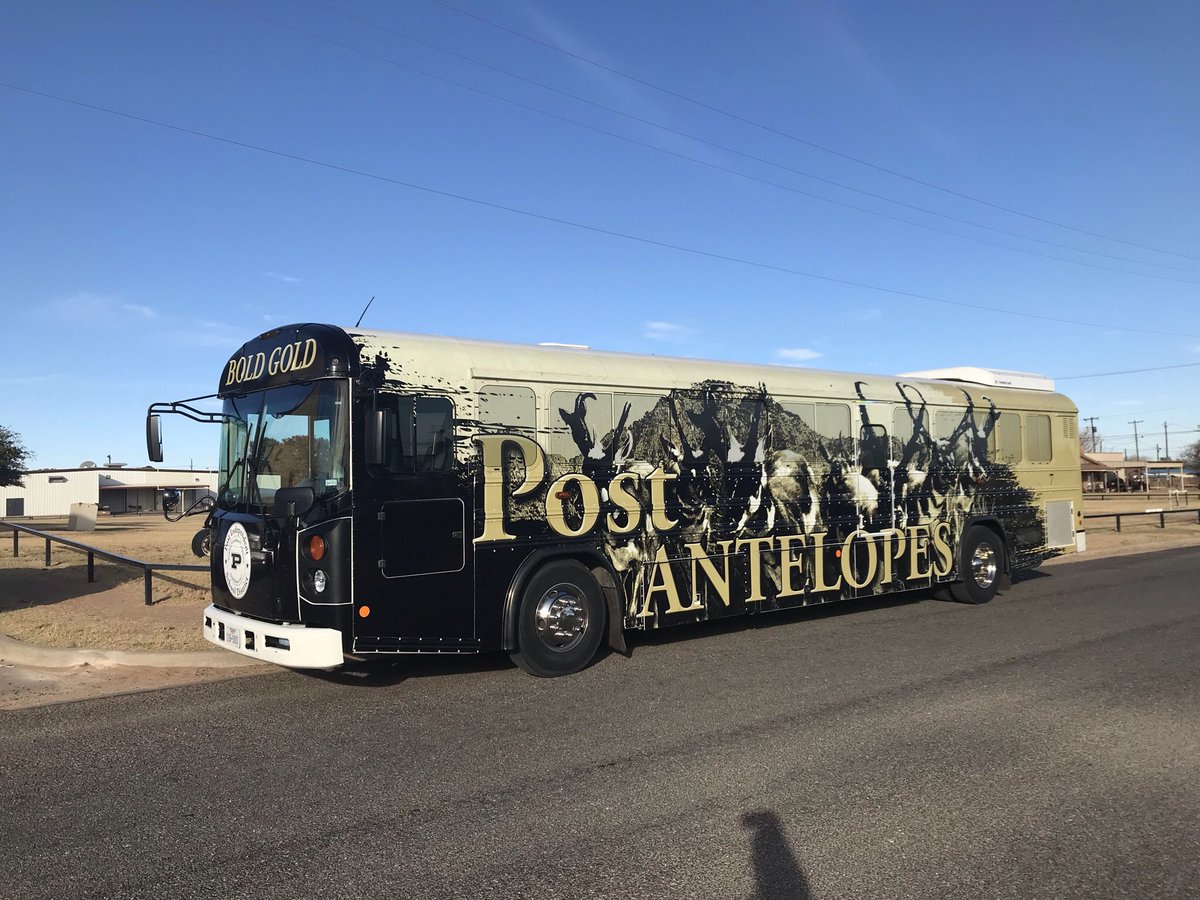 CoachBryanCook's tweet image. The Bold Gold bus!  What a great color combo. Black and Gold, a thing of beauty. I hope they made a stop at Jackson Brothers Meat Locker before rolling out.