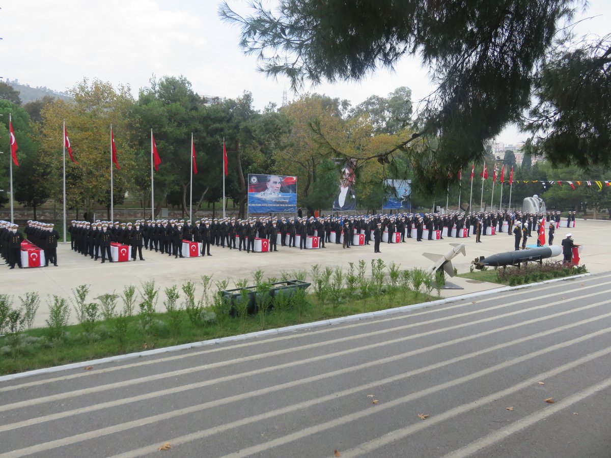 tcsavunma's tweet photo. 385'inci Dönem Yedek Subay ve Yedek Astsubay Yemin Töreni, İzmir Deniz Er Eğitim Merkezi Komutanlığında icra edildi. https://t.co/Nhvd77WjY4