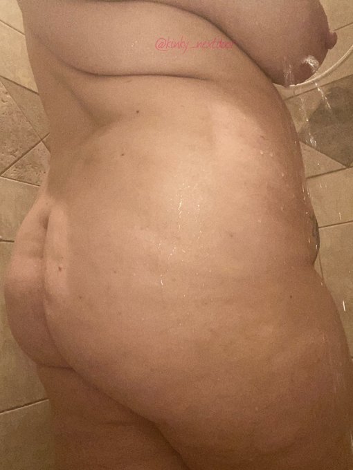 1 pic. Happy #wetwednesday. We are almost to the weekend. #mombod #thickandhappy #curvy #curvymama #milf