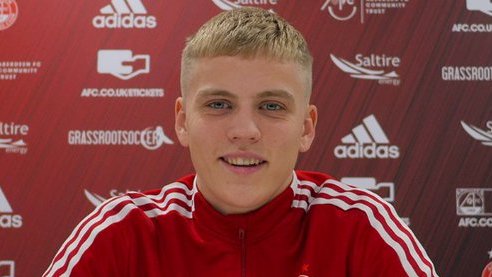 thekingofscot's tweet photo. Geçen sene bu zamanlar "ilk kez" Aberdeen formasıyla sahaya çıkmıştı. (Ryan Duncan)

Hakkında görüş bildirecek kadar izleyemedim ama fena bi'şey geliyor diyolla... Sözleşme yenilemiş.

Aberdeen Akademisi'nde örnek çok. #Ramsay #Campbell #McLennan hatta #Considine... https://t.co/uC4EGLEnqD