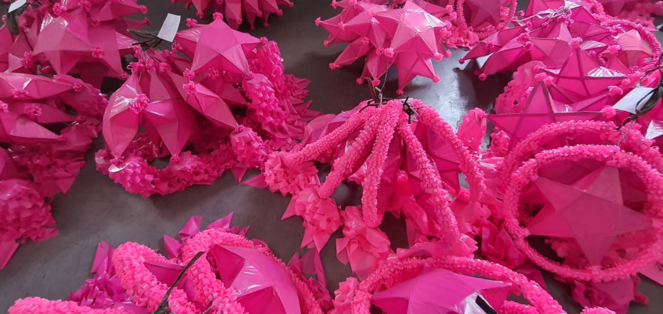inquirerdotnet's tweet photo. LOOK: Hundreds of pink Christmas parols were made by the inmates of Ilocos Sur provincial jail as commissioned by the supporters of presidential aspirant Leni Robredo. 📷: Katrina Aguila. | @jmichaelmgsINQ https://t.co/l36ME6vZWL