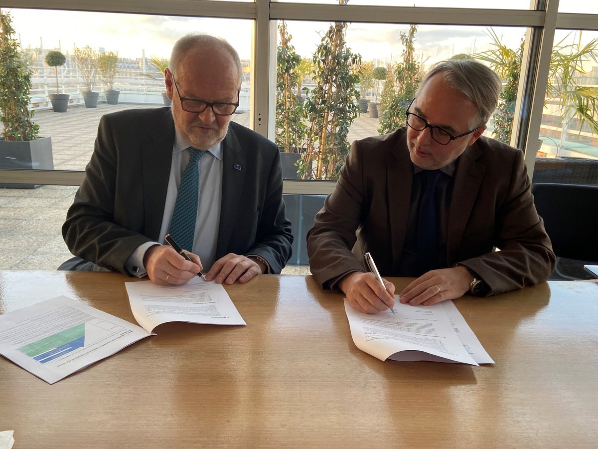 EU AgencyForRailways (@era_railways) on Twitter photo 📣 #ERA and <a href="/uic/">UIC railways</a> have signed a coordination framework! 📝
It will serve as an umbrella for topics of common interest: annexes to #TSIs such as GSM-R, the Future #Railway Mobile Communication System, #safety and operations, human and organisational factors and more! 🚆 📣 #ERA and <a href="/uic/">UIC railways</a> have signed a coordination framework! 📝
It will serve as an umbrella for topics of common interest: annexes to #TSIs such as GSM-R, the Future #Railway Mobile Communication System, #safety and operations, human and organisational factors and more! 🚆
