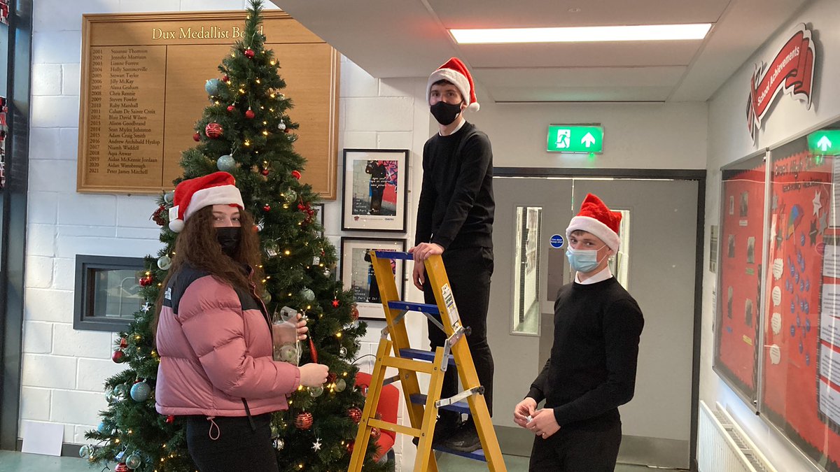 BraesHigh's tweet photo. Senior Elves hard at work! #RRSA #Article28 https://t.co/K8nezFyJ0S