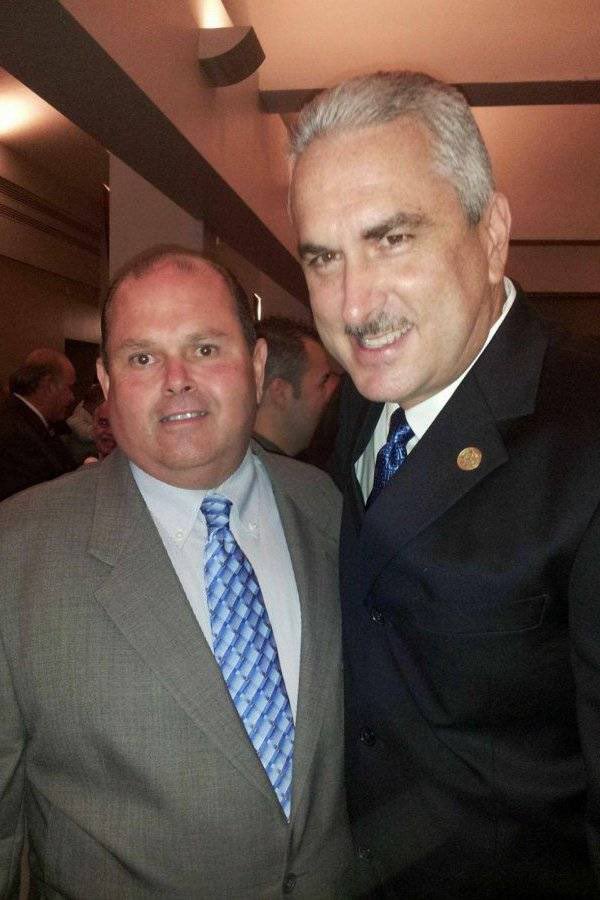 T_E_S_L_A_'s tweet photo. Hay un enlace claro entre Thomas y The King of Bayamón: Ángel Figueroa Cruz, ex director de asuntos gubernamentales del Senado y cabeza de legislatura municipal de Bayamón. Fue quien pagó los platos rotos por el #CrepaGate junto a Isoel Sánchez y Chrystal Robles. @enquequedo_ https://t.co/eV64WYmmcr