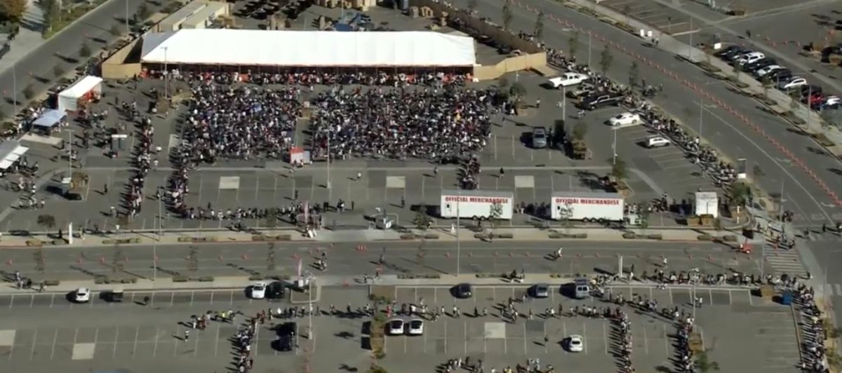 CBSLosAngeles's tweet photo. TRAFFIC NIGHTMARE? For the first time ever, both SoFi Stadium and The Forum will host events Wednesday night, leading to possible gridlock as tens of thousands of people descend on Inglewood. https://t.co/6gM5uZ4VHP https://t.co/K4LLW7Hk8v