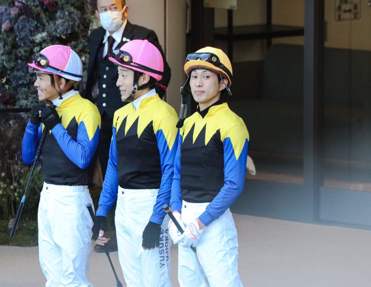 majesty_bio's tweet photo. 2021/11/28　
ジャパンカップのパドックにて。

ユタカさん：あれ？金子３兄弟や！

カネコサンキョウダイ
カネコサンキョウダイ
カネコサンキョウダイ、、、、カネコッ！
(だんご３兄弟🍡調で)

#武豊 
#戸崎圭太
#藤岡佑介
#藤岡康太 https://t.co/6eaLErAIOt