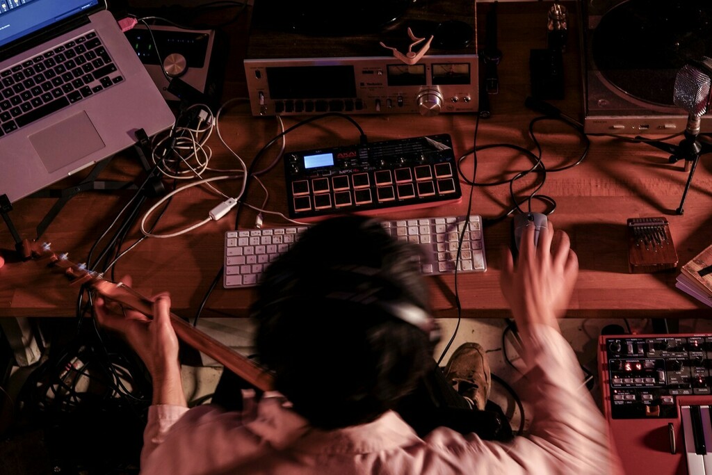 futurealters's tweet photo. Cooking up some new sounds 🍜 https://t.co/0ke4V0TUq5 https://t.co/HXGnAwcBcL