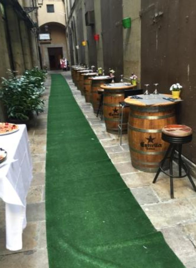 🔴 INCREÏBLE. Resulta que el restaurant Avinyó 10, que FA ANYS que té el c/Trinitat totalment privatitzat, no tenia CAP llicència de terrassa.

Hi tenen 21 taules, a més de pissarres, barrils, catifa... I captadors de turistes al c/Avinyó.

FIL 👇🏽 (1/5)

x.com/btvnoticies/st…