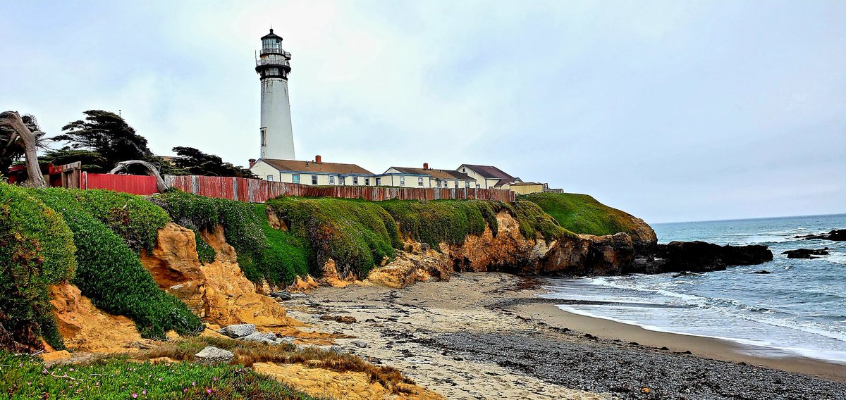coastpac2's tweet photo. #Lighthouse #yellow #cliff #0cean #colors #photography #photographer #photo #NaturePhotography https://t.co/USqEbOVHf4