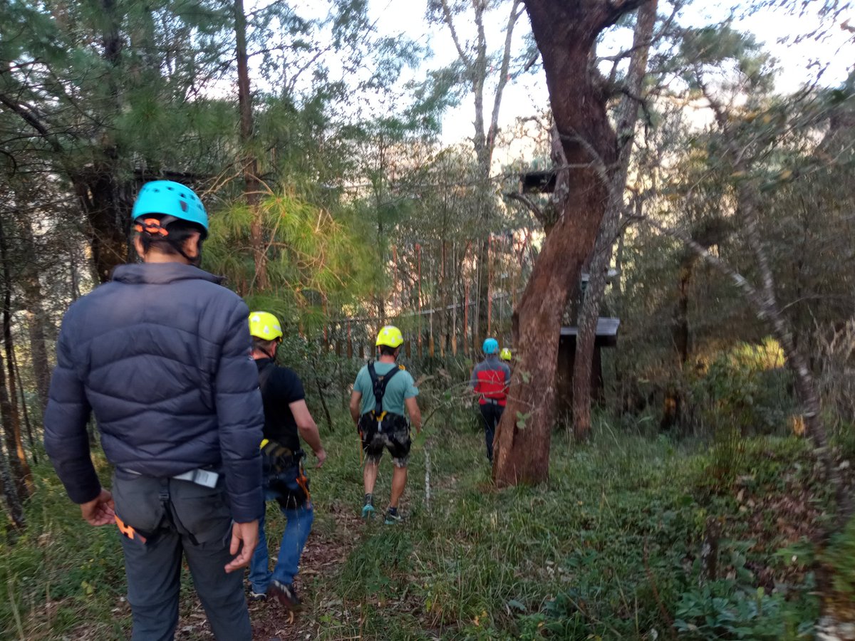 Ecoaventurate's tweet photo. Día 1 curso #AdventureParks conocimiento del equipo, familiarización con retos altos (talleres) Sede: #canyoncampmx  #outdooreducation #outdoortraining #aprendizajebasadoenlaaventura #trainingcamp #highropes #treetopsadventurepark #zipline @climbexsv @DxAventura https://t.co/xKKSCh0HCI