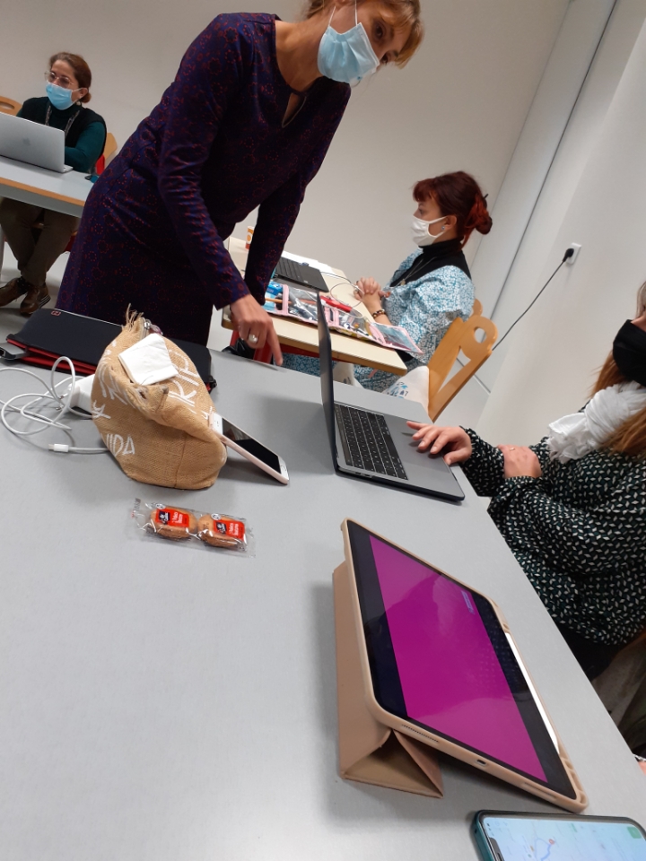eidos64's tweet photo. 11 enseignants des Pyrénées-Atlantiques découvrent la création de capsules vidéo, grâce à @geraldinesj qui est venue partager son expérience.  #eidoscafé

Un événement du @departement64 organisé par @canope64  et @lafibre64 https://t.co/PI1JY14Fm2