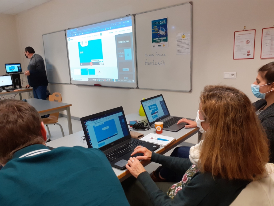 eidos64's tweet photo. 11 enseignants des Pyrénées-Atlantiques découvrent la création de capsules vidéo, grâce à @geraldinesj qui est venue partager son expérience.  #eidoscafé

Un événement du @departement64 organisé par @canope64  et @lafibre64 https://t.co/PI1JY14Fm2