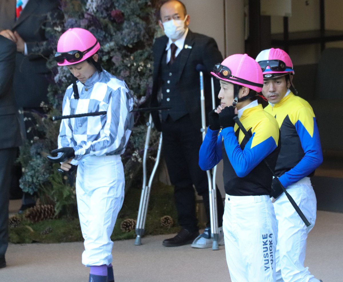 majesty_bio's tweet photo. ユタカさんたちの後ろにいた
西田雄一郎先生が松葉杖姿でビックリ！！
お大事に。早く良くなります様に。
#西田雄一郎調教師 https://t.co/cyn0oXNh89